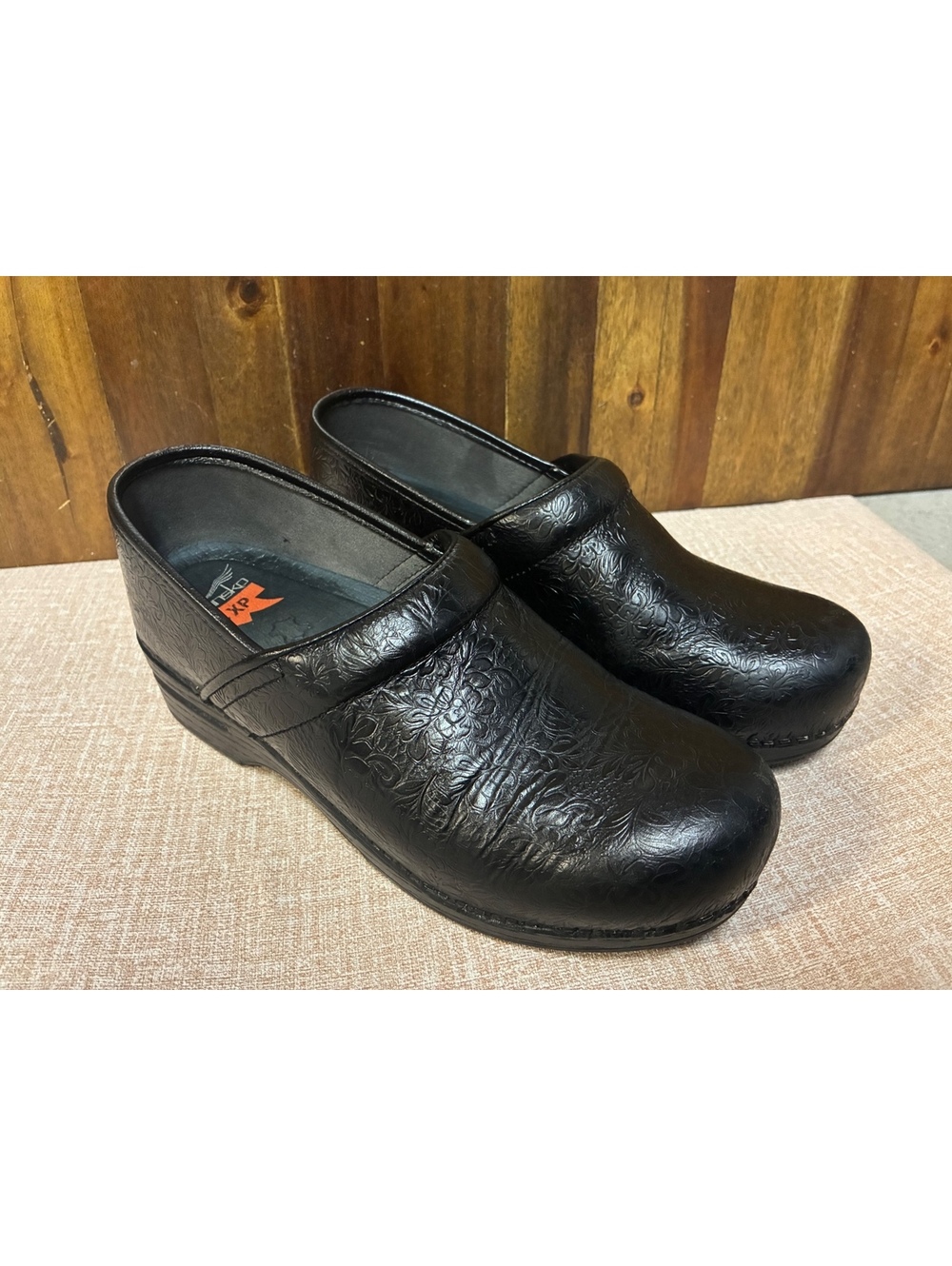 Dansko XP Black Floral Embossed Leather Clogs EU 40 Comfort Work Shoes